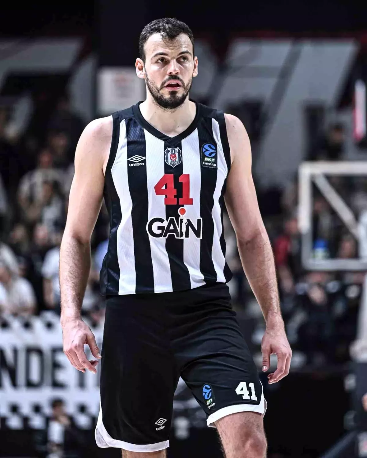 Beşiktaş'ta Ante Zizic hırsıyla panyayı kırdı, potayı parçaladı