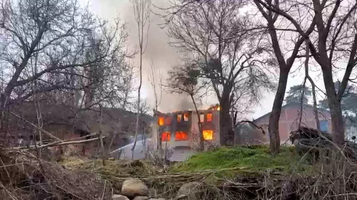 Bolu'da iki katlı ev alevlere teslim oldu