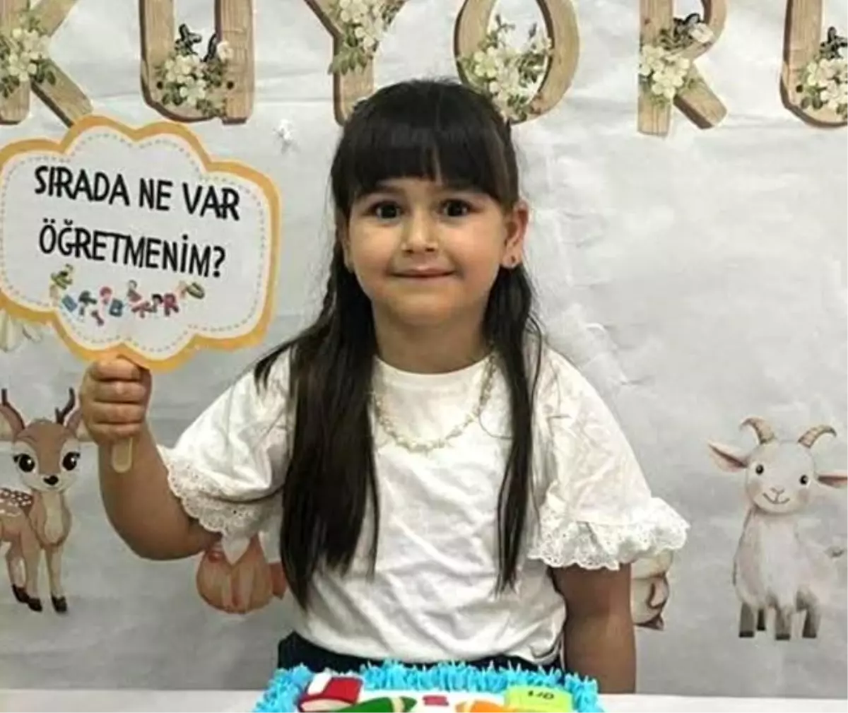 Bu acıya yürek dayanmaz, babası 7 yaşındaki kızının tabutunu taşıdı