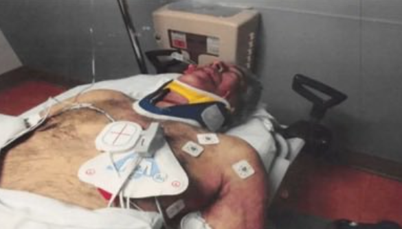 Этот человек не Эпштейн? Удивительная деталь на фотографии из больницы