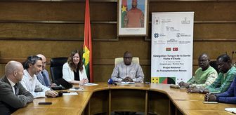 Burkina Faso Sağlık Bakanı Kargougou, Türk Büyükelçi Esirgen ile sağlıkçıları kabul etti