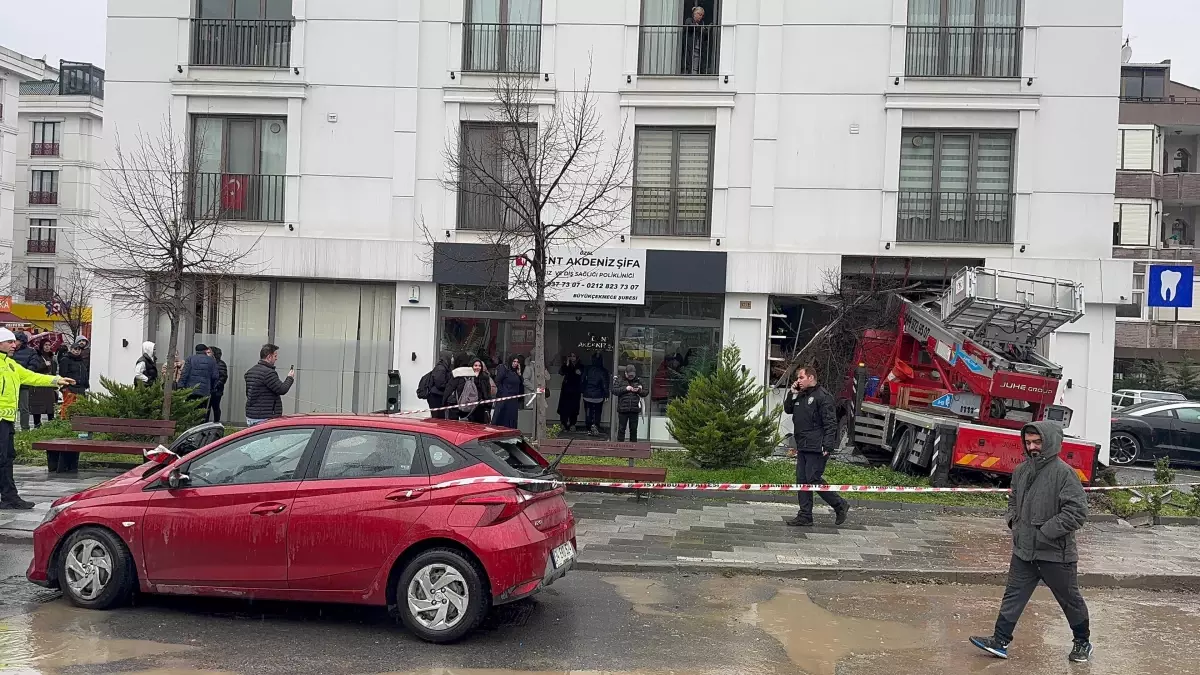 Büyükçekmece'de vinç diş polikliniğine girdi