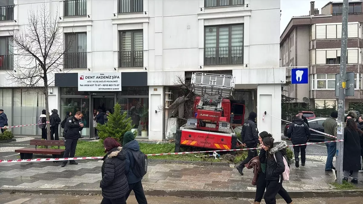 Büyükçekmece'de kontrolden çıkan kamyon iş yerine girdi