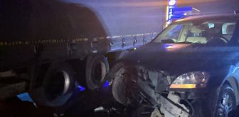 Çanakkale'de tıra arkadan çarpan otomobildeki yolcu yaralandı