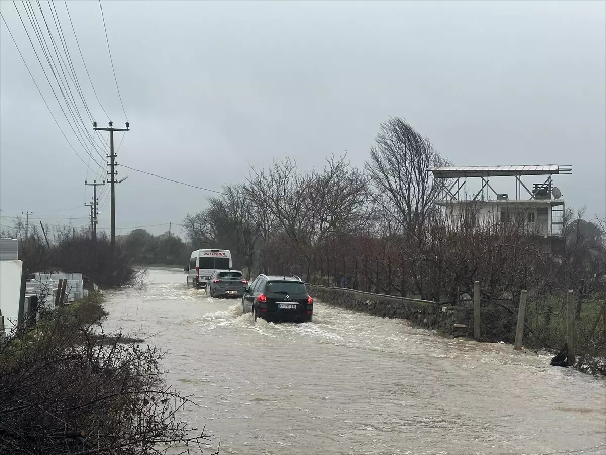 Çanakkale'de yağış nedeniyle köy yolunda çökme meydana geldi