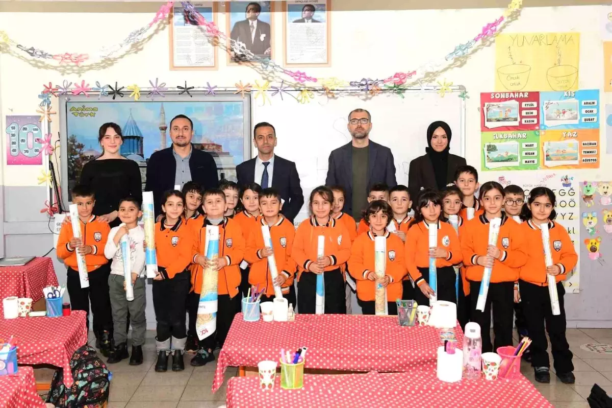 Çatak'ta öğrencilere dünya ve Türkiye haritaları dağıtıldı