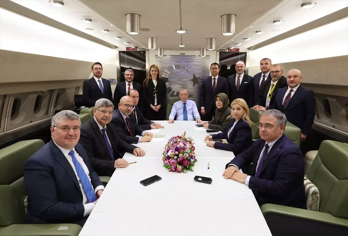 Cumhurbaşkanı Erdoğan, Suudi Arabistan ve Mısır ziyaretleri dönüşü uçakta gazetecilerin sorularını yanıtla...