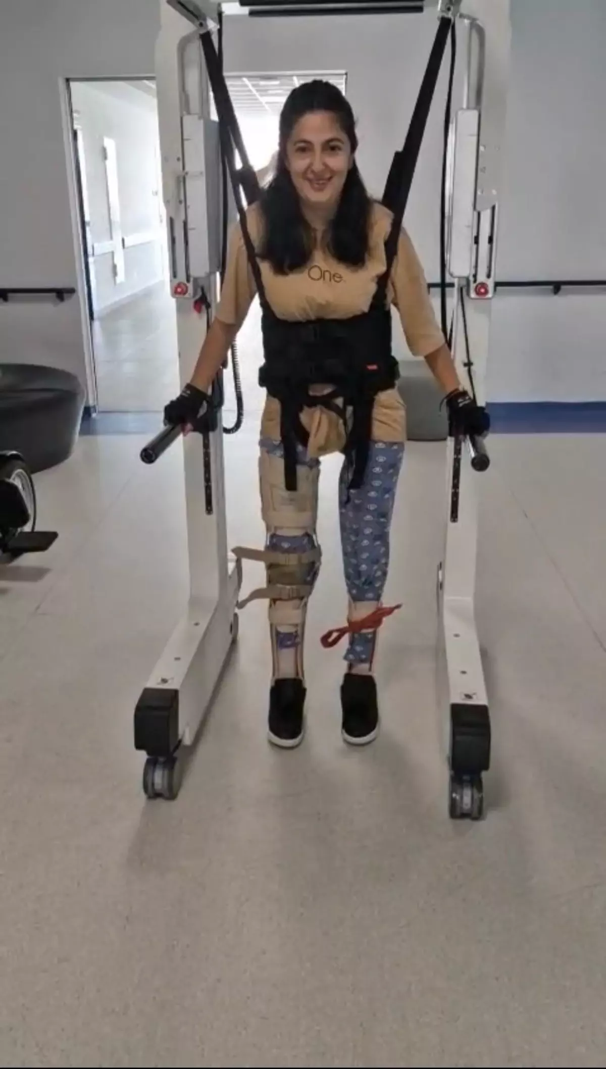 Depremde omuriliği ezilen Cansu, 3 yıl sonra ayağa kalktı