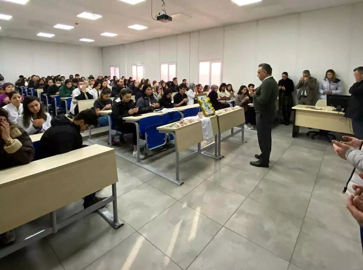 Doktor önlüğünü giyemeden vefat eden tıp öğrencisi okulunda yad edildi