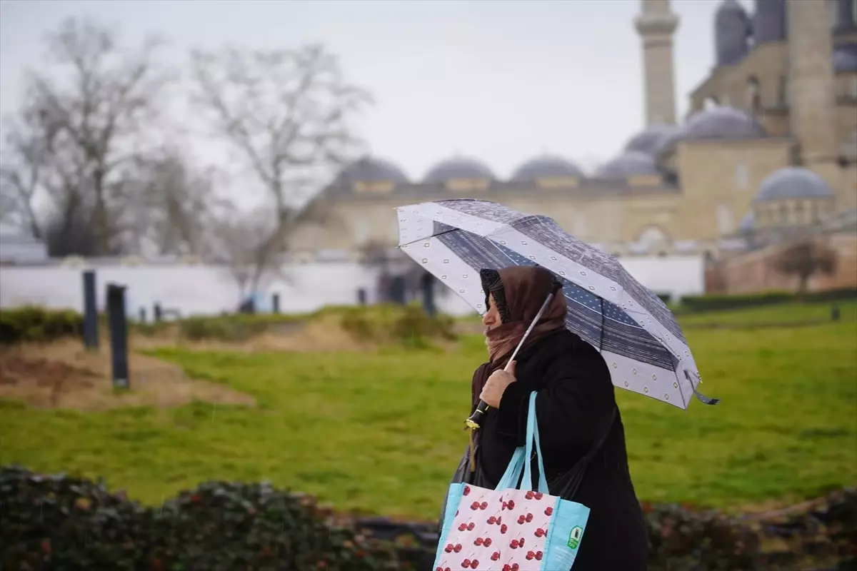 Edirne ve Kırklareli'nde sağanak zaman zaman etkisini artırıyor