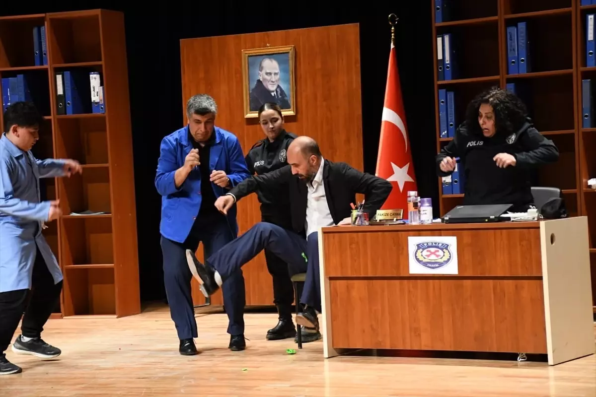 Eskişehir'de yargı mensuplarından tiyatro gösterisi