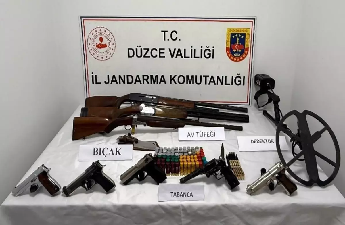 Evde yapılan aramada ruhsatsız silah ve tüfek ele geçirildi