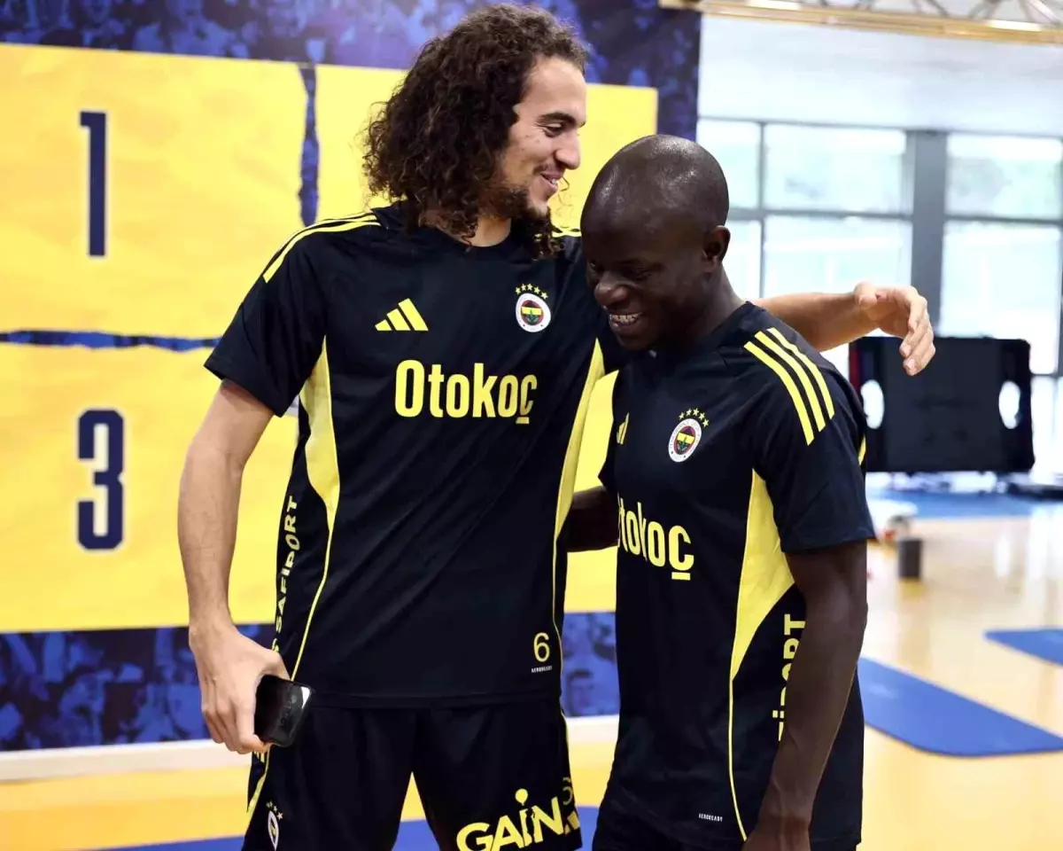 Fenerbahçe'nin yeni transferi N'Golo Kante, tesisleri gezdi ve ilk antrenmanını yaptı