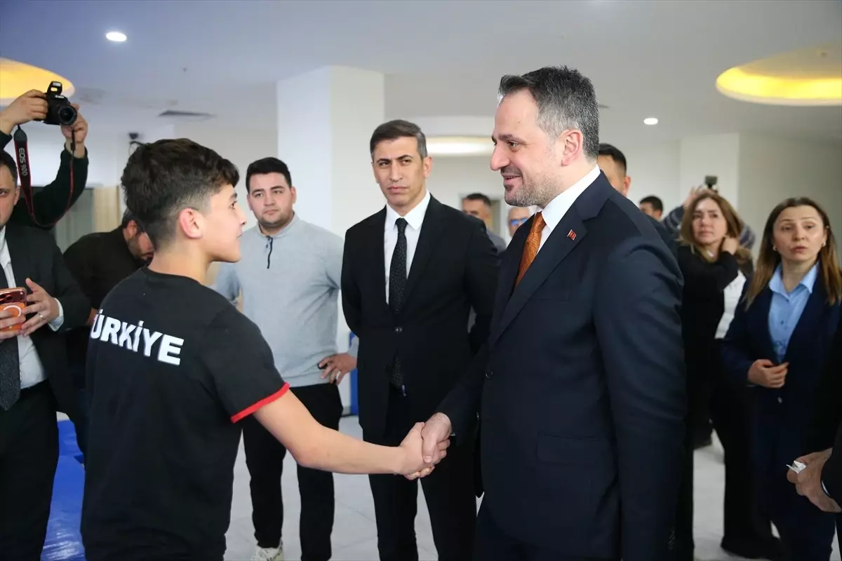 Gençlik ve Spor Bakan Yardımcısı Eminoğlu, Adana'da gençlerle bir araya geldi Açıklaması