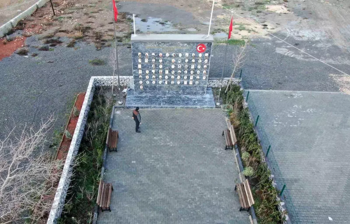 İki çocuğunu kaybeden muhtar köyüne deprem anıtı yaptırdı