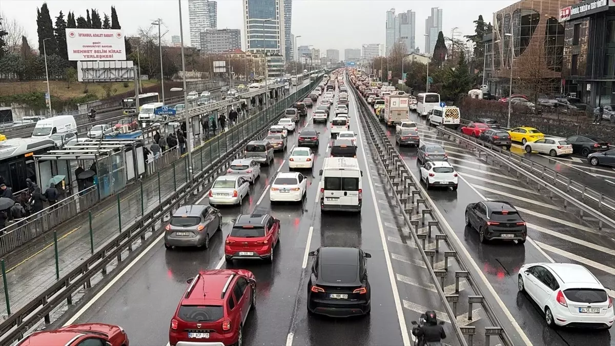 İstanbul'da akşam saatlerinde trafik yoğunluğu yüzde 90'a çıktı
