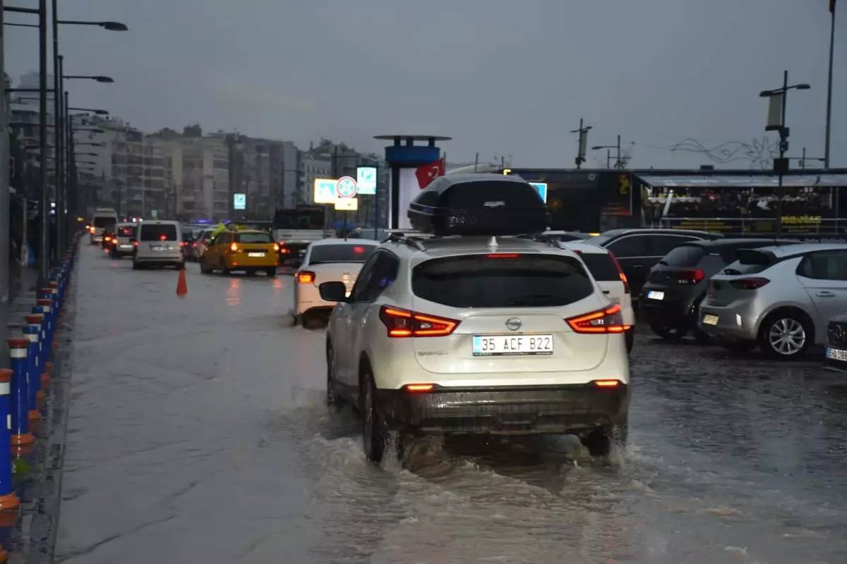 İzmir'de Kordon Suyla Doldu