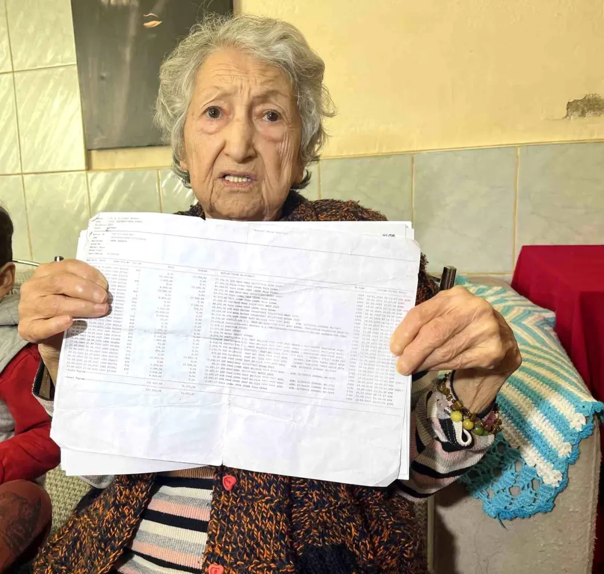 İzmir'de 85 yaşındaki anneannesini dolandırdığı iddia edilen torun ve suç ortağı tutuklandı