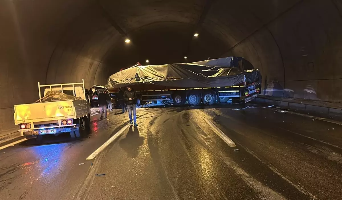 İzmir ile Aydın arasındaki tünelde yaşanan kazada 5 araçta hasar oluştu