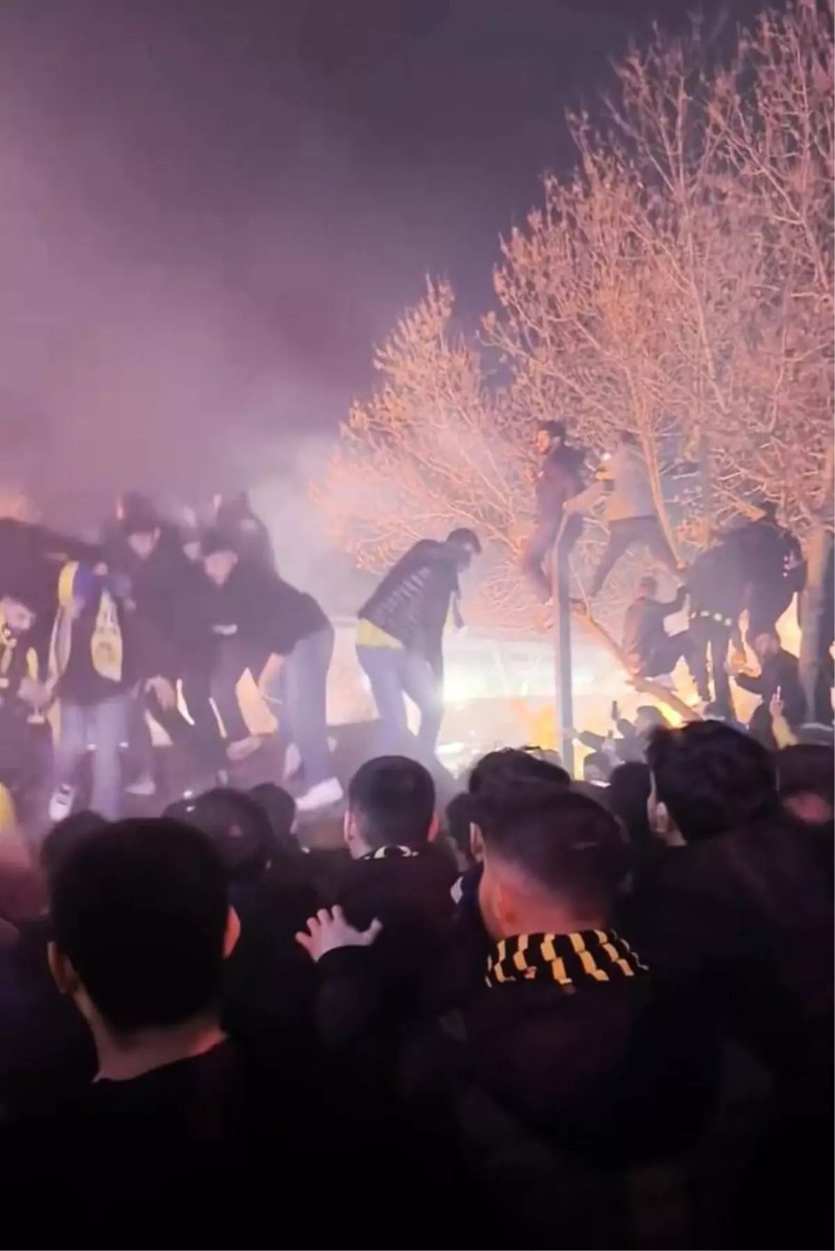 Kante'yi karşılamak isteyen taraftarların çıktığı çardak çöktü: O anlar kamerada