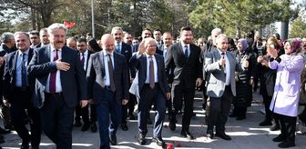 Kayseri'de 5 belediyede görev yapan işçiler, toplu iş sözleşmesini meşalelerle kutladı