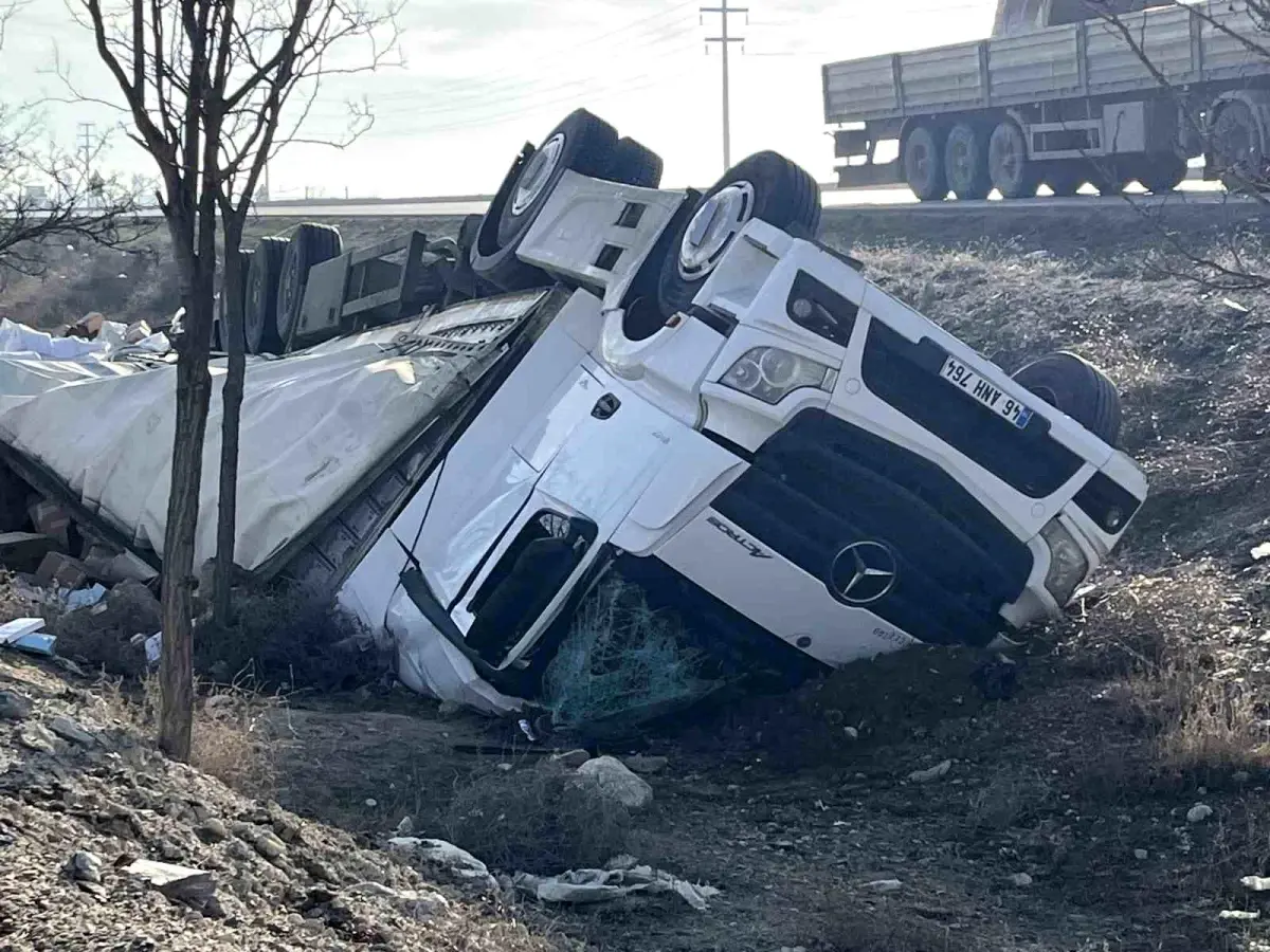 Kontrolden çıkan tır şarampole devrildi: 2 yaralı
