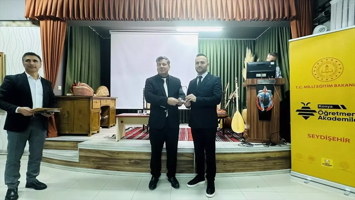 Konya Öğretmen Akademileri projesinde bağlama çeşitleri tanıtıldı