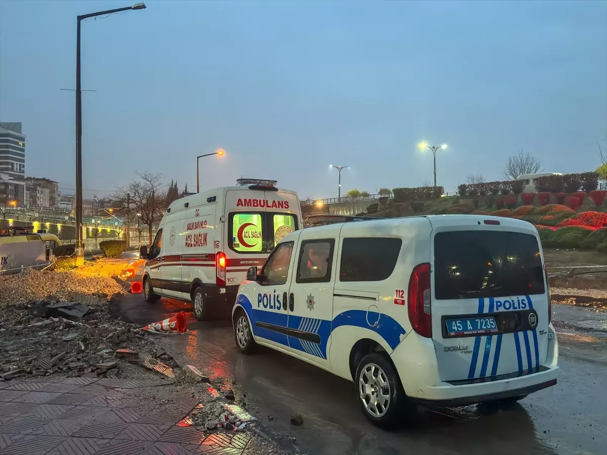 Manisa'da trenin çarptığı genç yaralandı