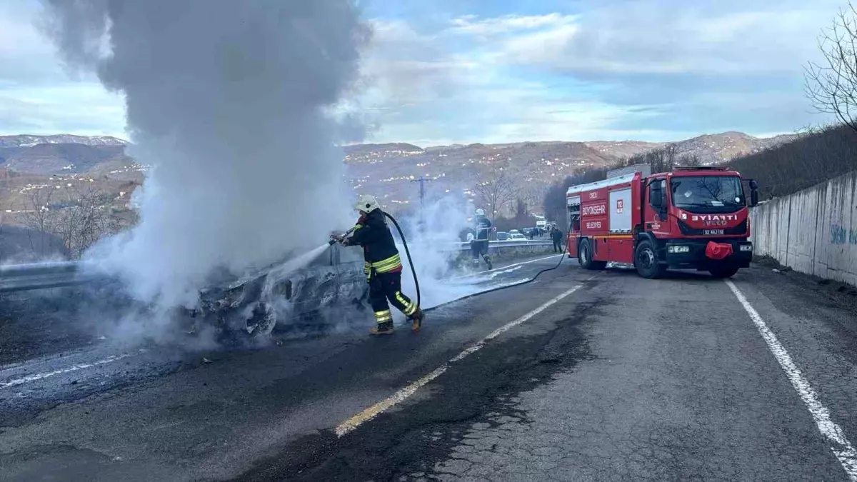 Ordu'da yanan otomobilden geriye demir yığını kaldı