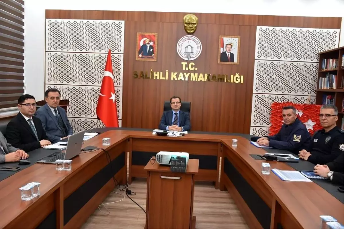 Salihli'de metruk binalar masaya yatırıldı