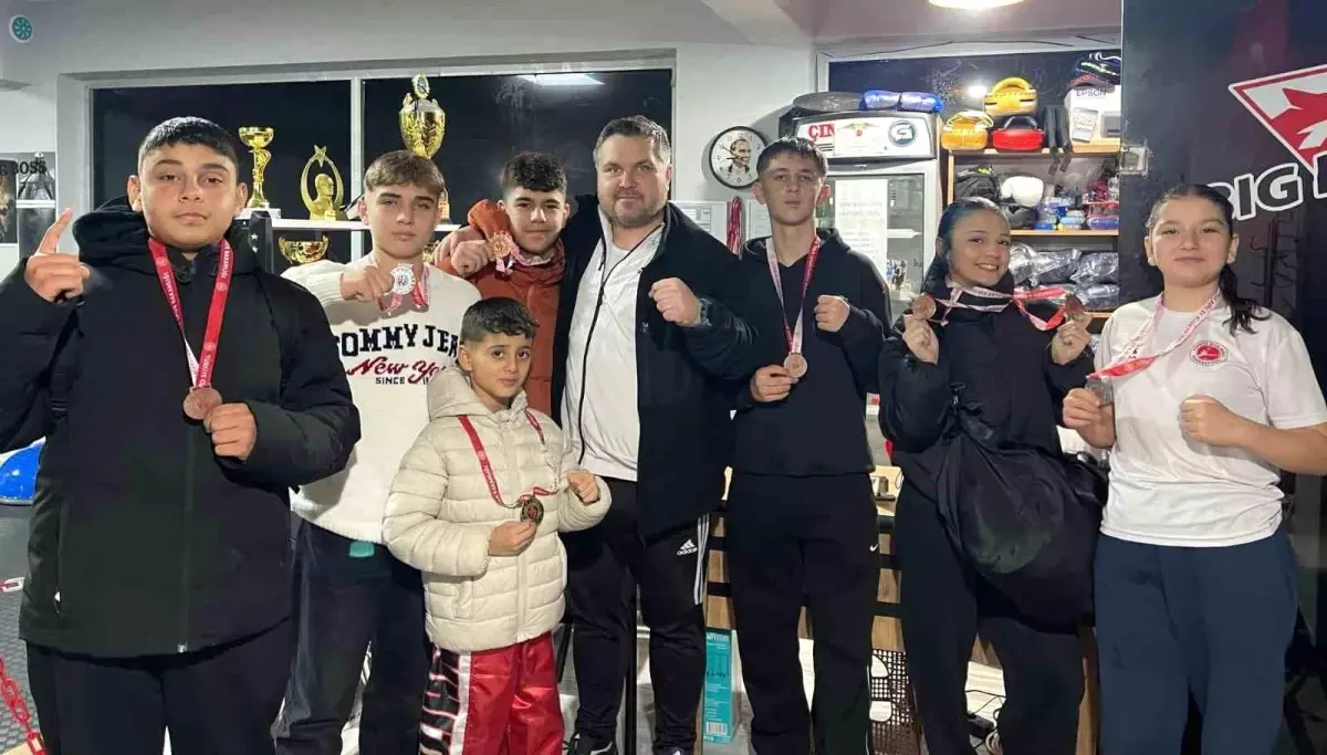 Salihlili kick boksçulardan Manisa'da madalya yağmuru