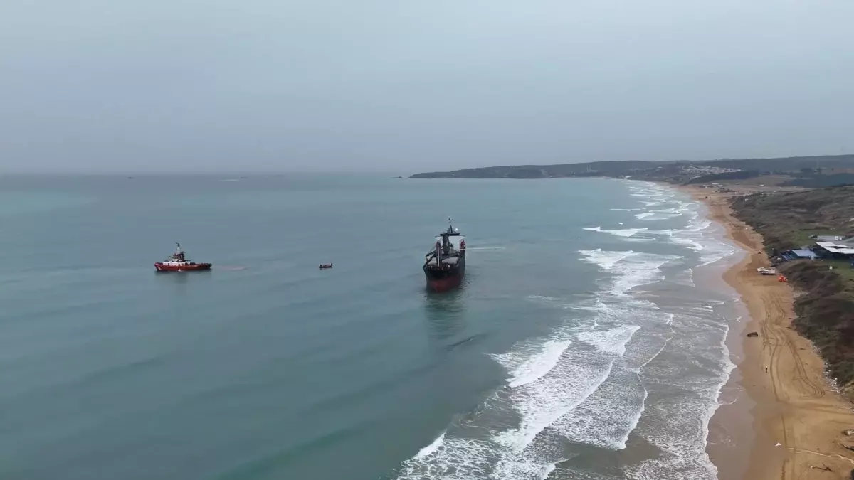 Türkeli Demir Sahası'nda Karaya Oturan Kargo Gemisi Kurtarma Çalışmaları Devam Ediyor