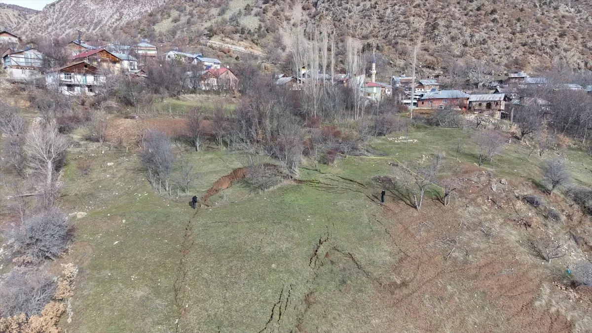 Sivas'ın Koyulhisar ilçesinde heyelan meydana gelen alanda inceleme başlatıldı