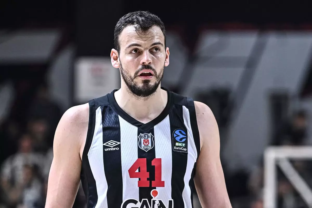 Smaç bastı, hırsıyla potayı kırdı! Kafasına tam 6 dikiş atılmasına rağmen maça çıkıp yıldızlaştı