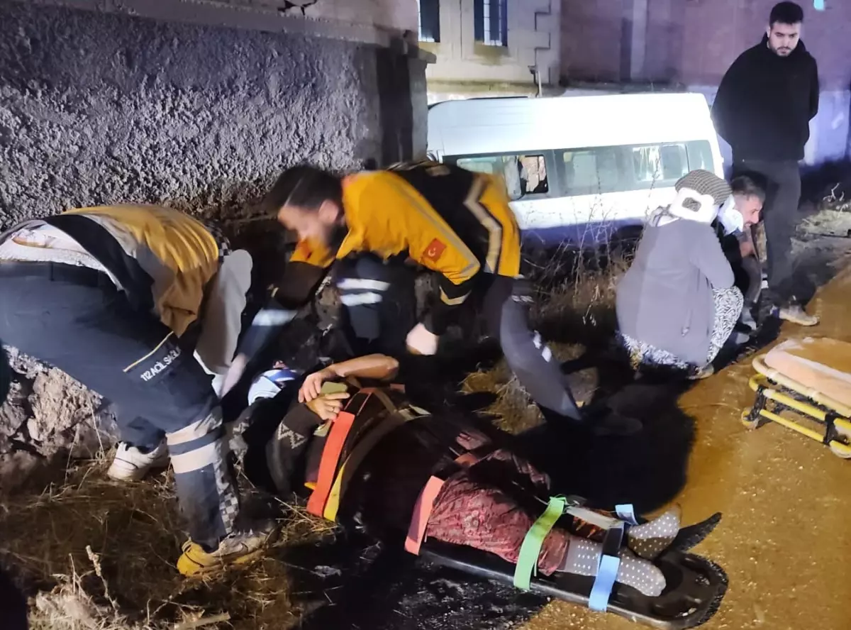 Tarım işçilerini taşıyan minibüs, bahçe duvara çarptı: 2'si ağır, 14 yaralı