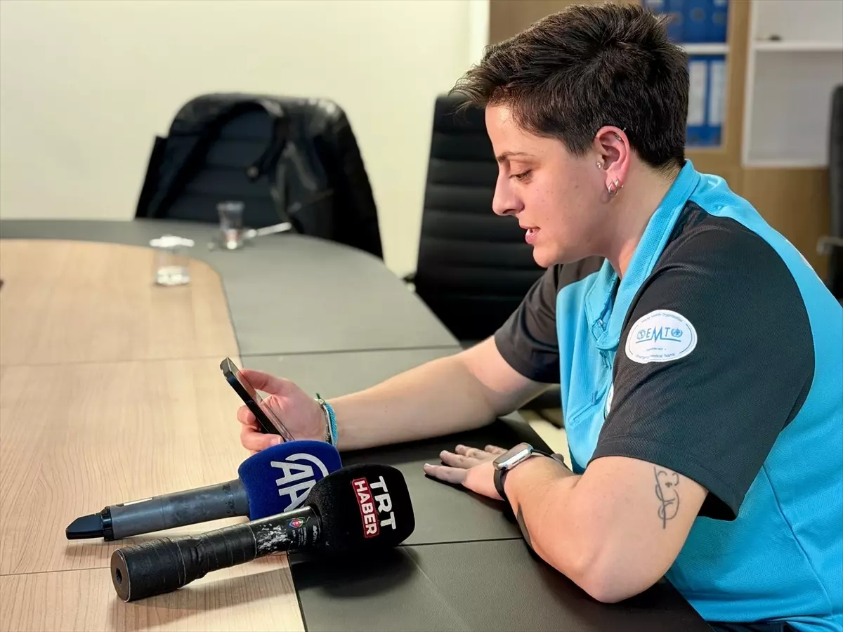 UMKE hemşiresi, enkazdan 90 saat sonra kurtardıkları Gülsüm ile görüşmeyi sürdürüyor