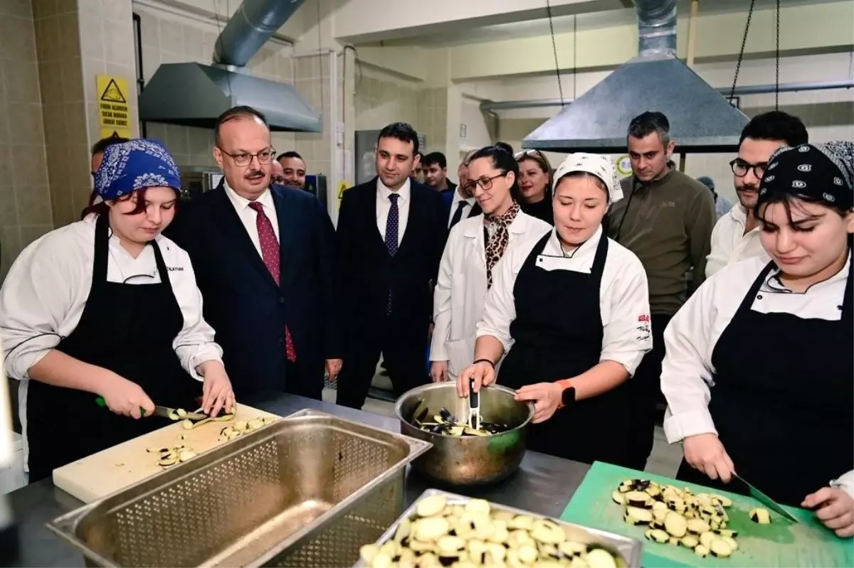 Vali Canbolat'tan mesleki eğitime yakın takip