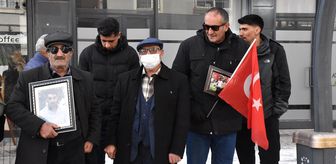 Vanlı aileler DEM Parti binası önündeki 'evlat nöbeti'ni sürdürdü