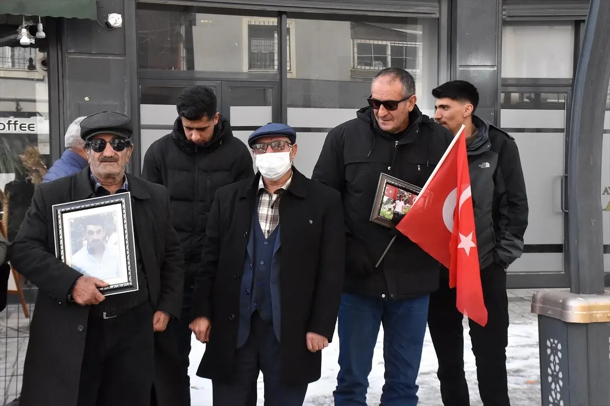 Vanlı aileler DEM Parti binası önündeki "evlat nöbeti"ni sürdürdü