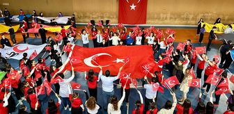 Zonguldak'ta öğrenciler ve öğretmenlerden 'Bayrağa Saygı ve Sevgi' gösterisi