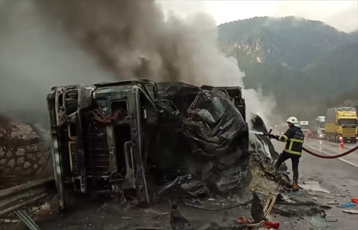 Adana'da 2 tırın çarpıştığı kazada 1 kişi yaralandı