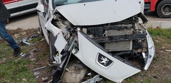 Adana'da iki otomobilin çarpıştığı kazada 3 kişi yaralandı