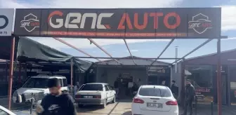 Adıyaman'da kısa devre sonucu hareket eden park halindeki otomobil dükkana çarptı