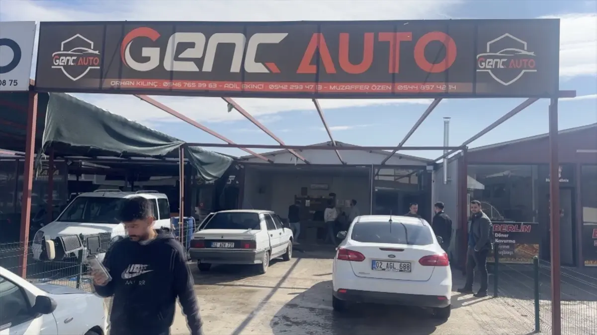 Adıyaman'da kısa devre sonucu hareket eden park halindeki otomobil dükkana çarptı