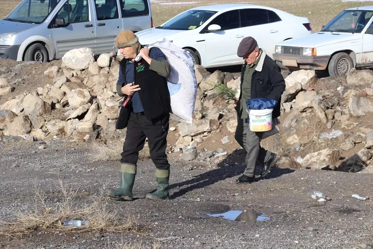 Ağaç tutkunu 72 yaşındaki emekli teknisyen, yürüyüş gruplarıyla doğayı yeşertiyor