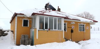 Ağrı'da evler karla kaplandı, Kars'ta öğrenciler oyunlarla eğlendi