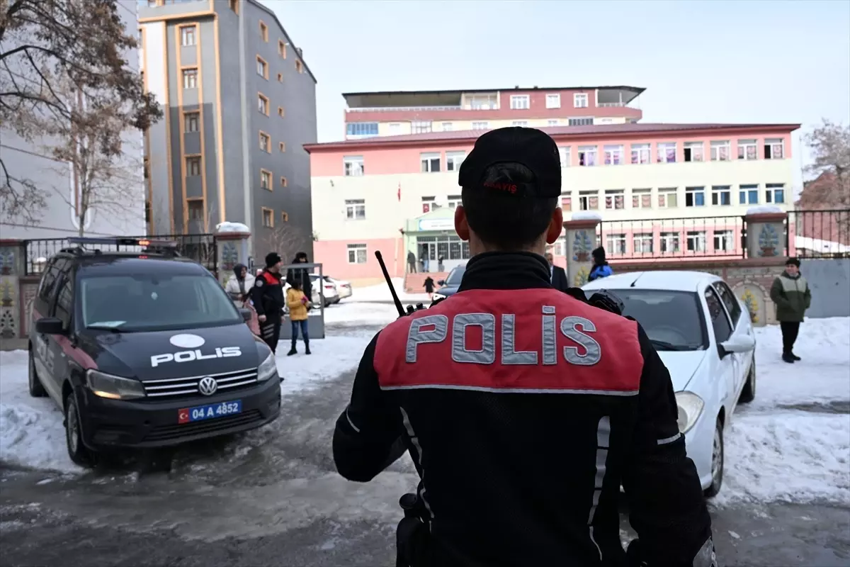 Ağrı'da polis öğrencilerin güvenliği için okul çevrelerini sürekli kontrol ediyor