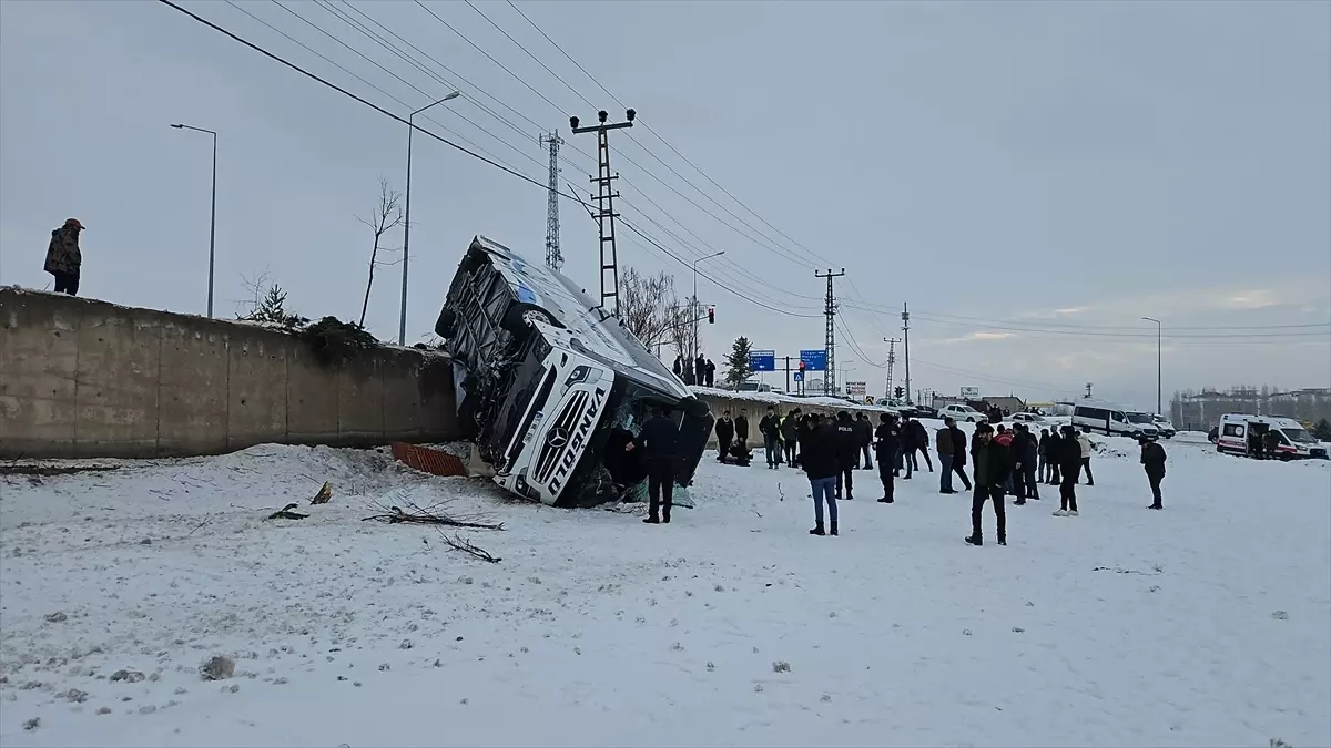 Ağrı'da yolcu otobüsünün devrilmesi sonucu 16 kişi yaralandı