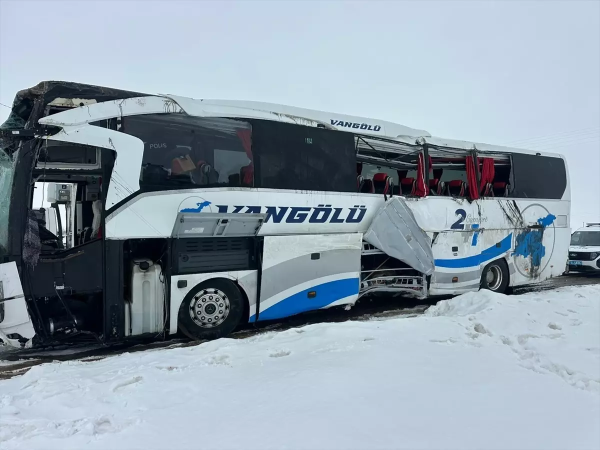 Ağrı'da yolcu otobüsünün devrilmesi sonucu 16 kişi yaralandı