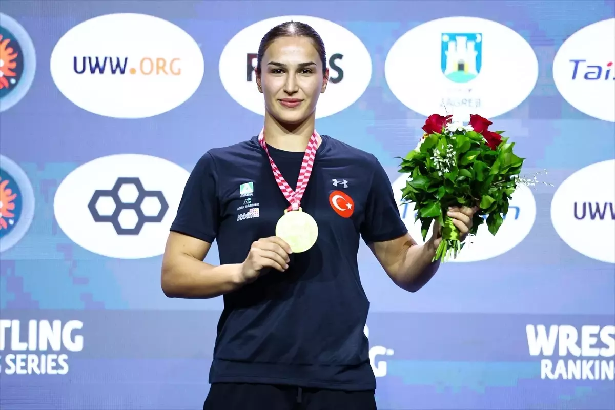 Akkök Holding şirketlerinden milli güreşçi Buse Tosun Çavuşoğlu'na tebrik